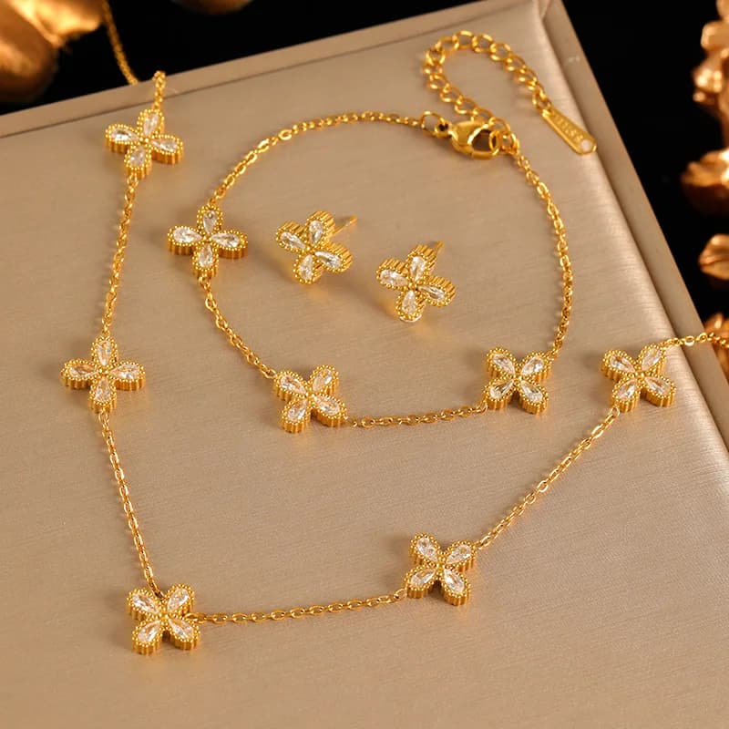 Set nakita s cvjetnim laticama i cirkonom