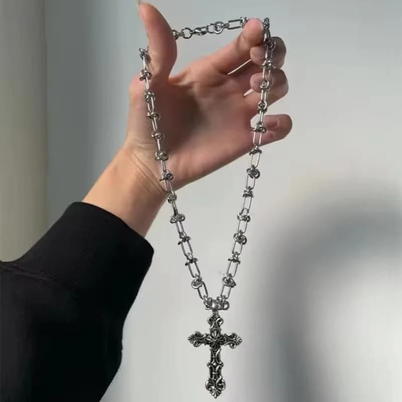 Metalna ogrlica s privjeskom križa