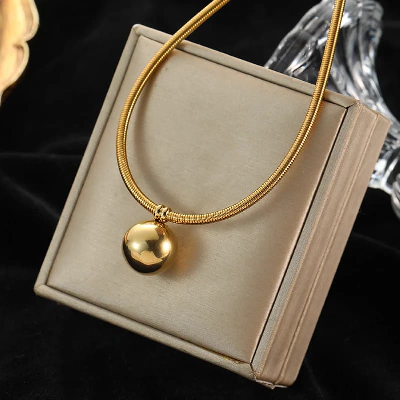Zlatni choker ogrlica s šupljim kuglicama
