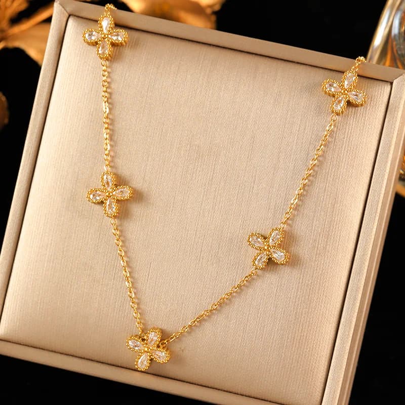 Set nakita s cvjetnim laticama i cirkonom